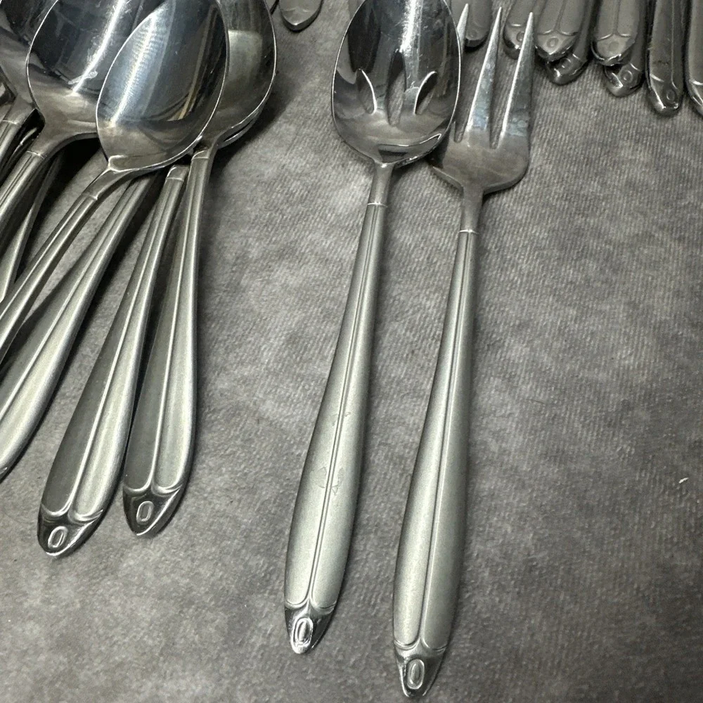 Oneida Pasadena Flatware 43 Piece Set Forks Spoons Serving Knife